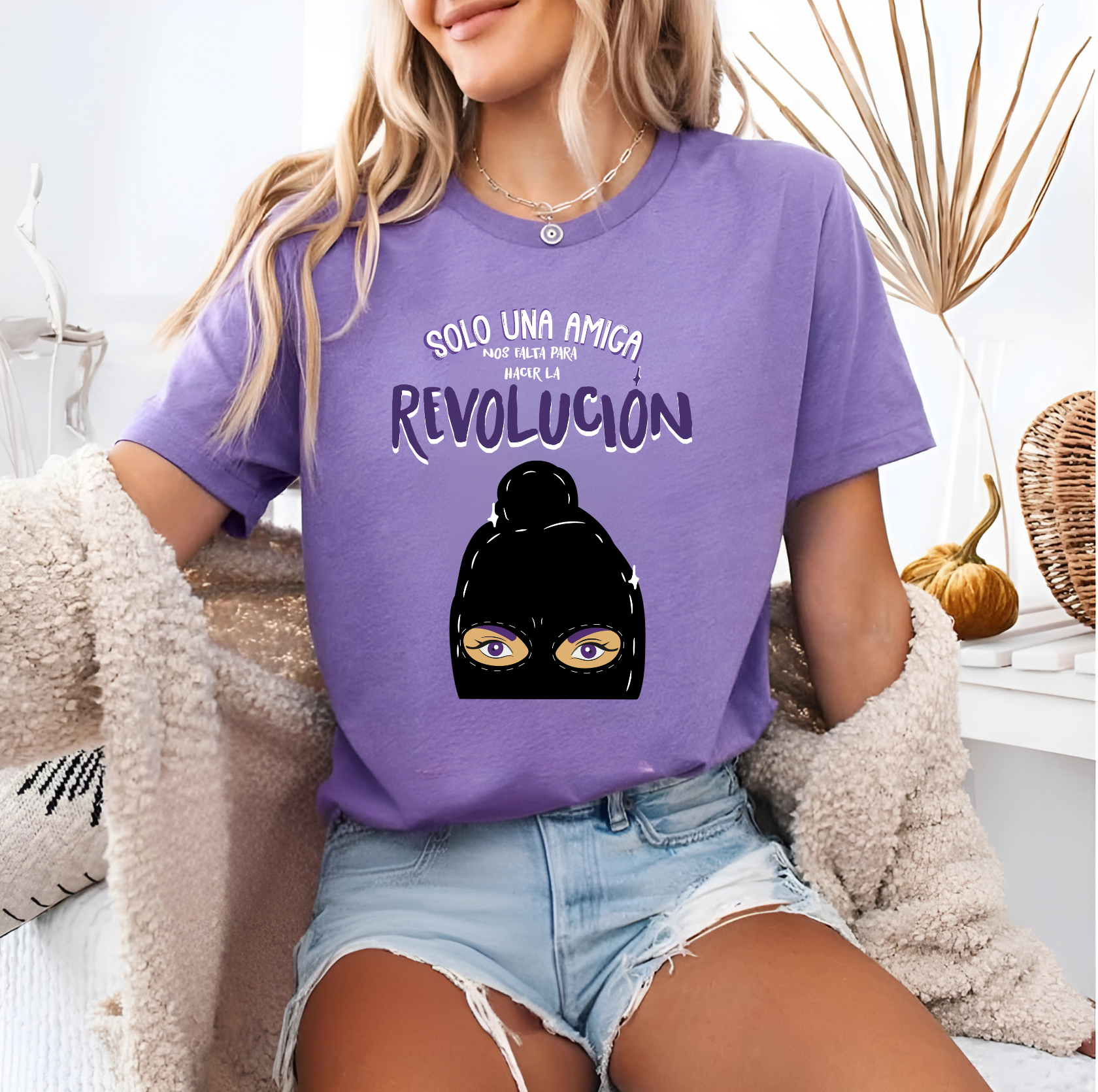 Blusa morada solo una amiga hace falta para la revolución