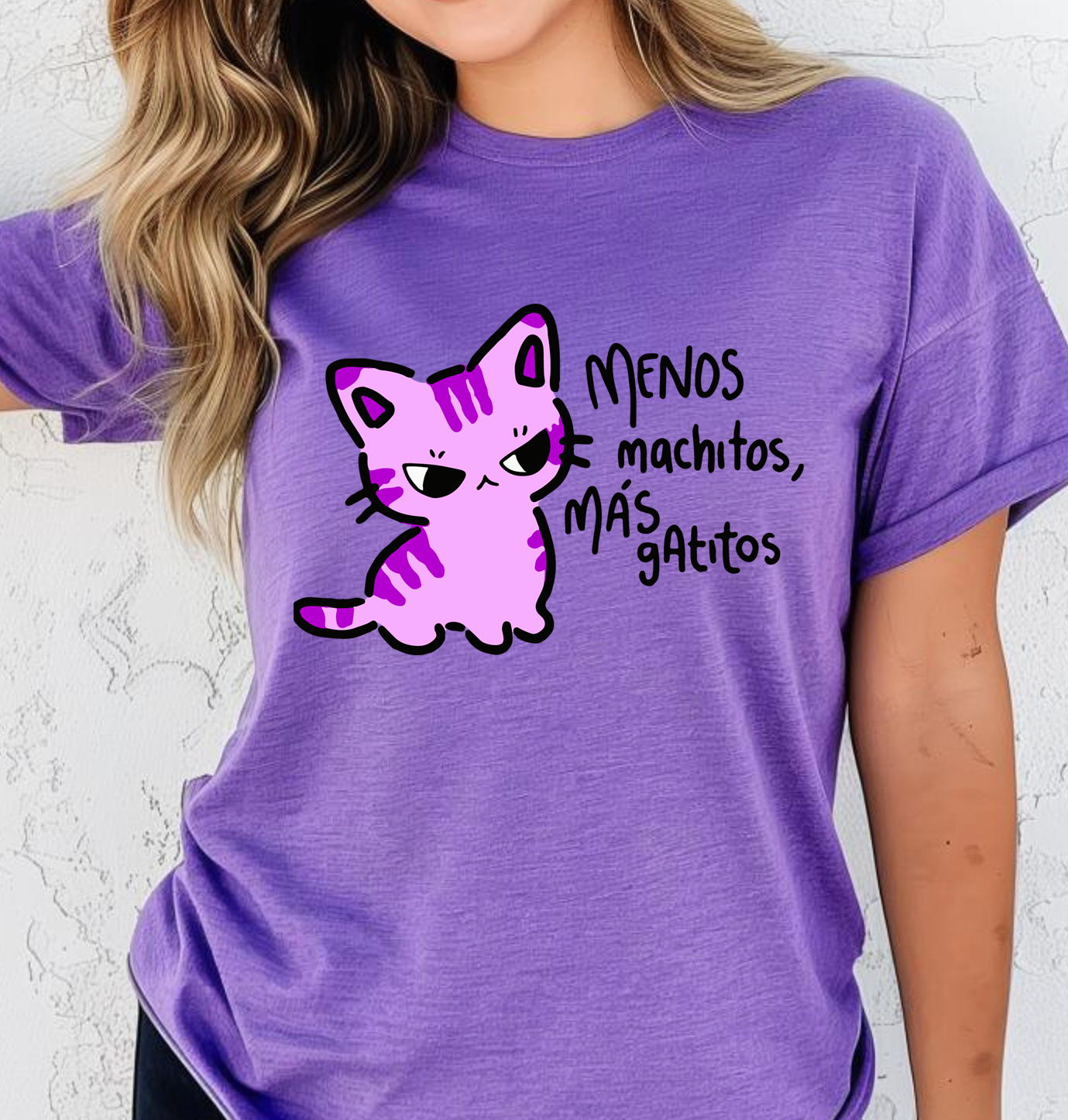 Blusa morada menos machitos, más gatitos.
