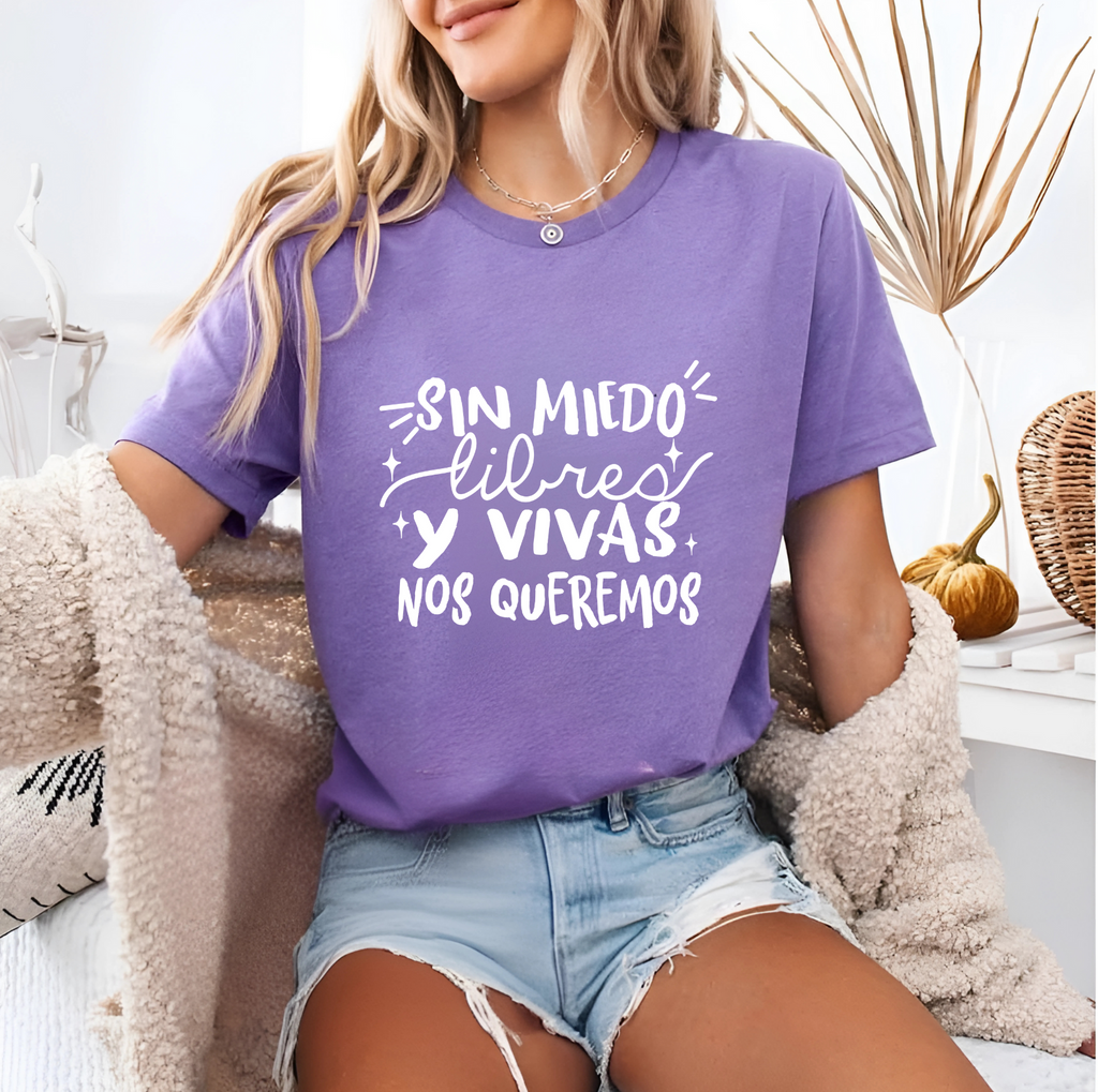Blusa morada sin miedo, libres y vivas nos queremos.