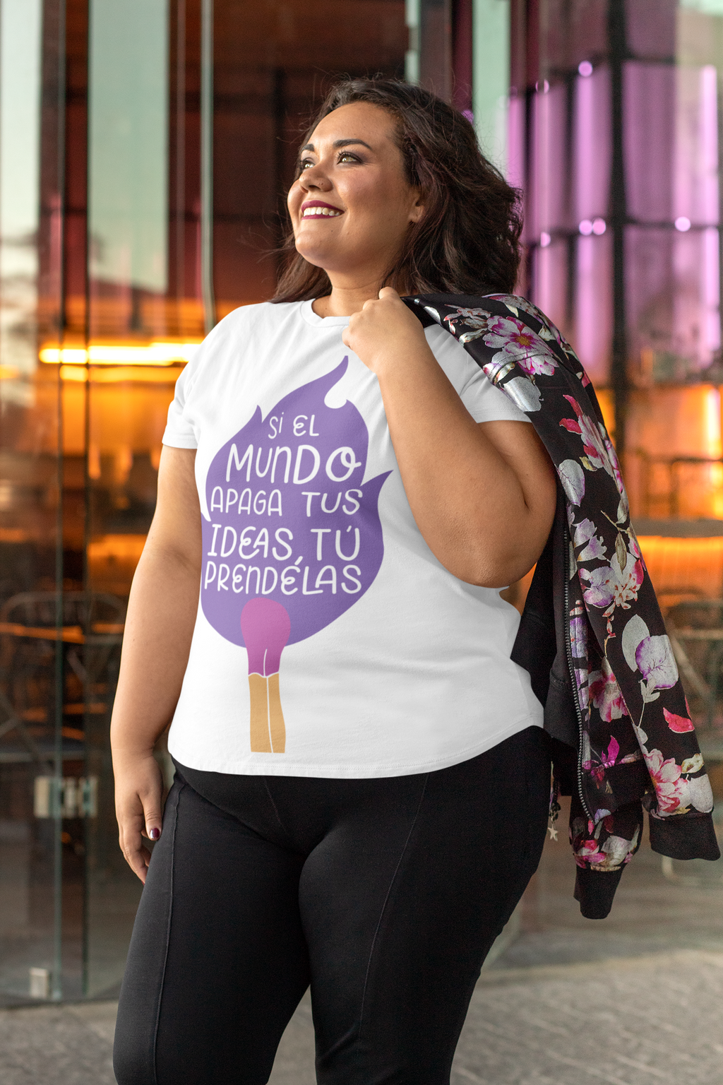 Playera blanca si el mundo apaga tus ideas tú préndelas.