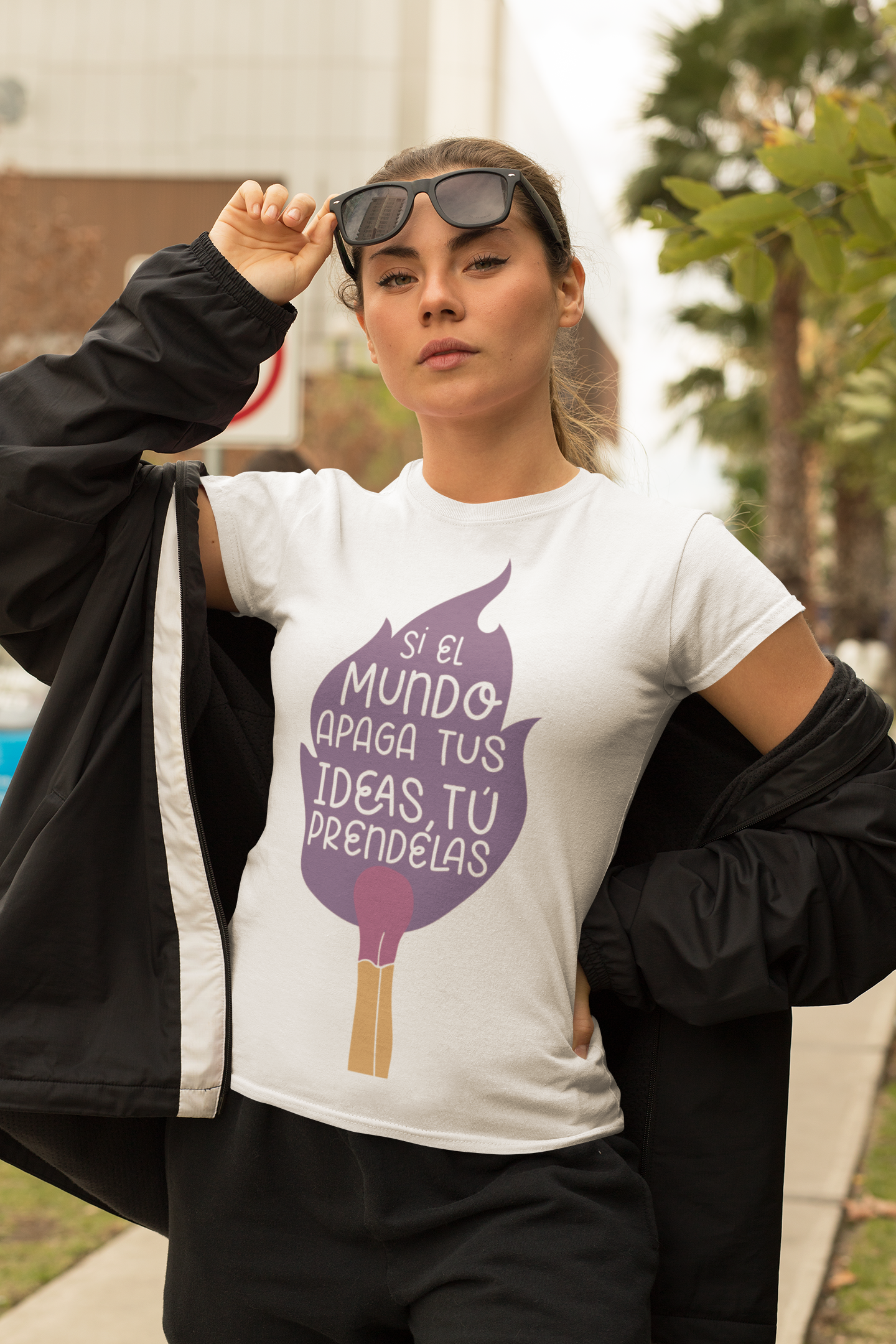 Playera blanca si el mundo apaga tus ideas tú préndelas.