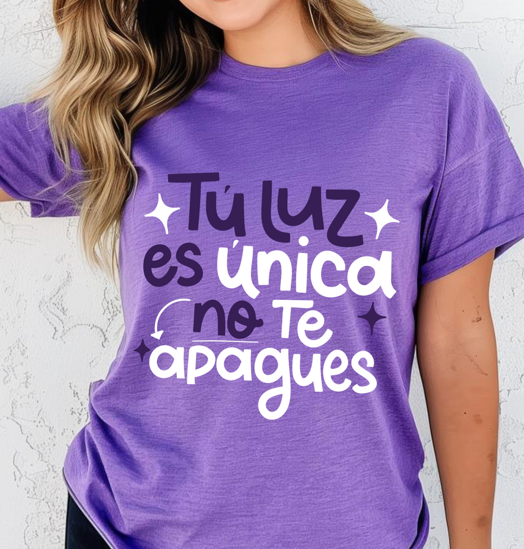 Blusa morada tu luz es única no te apagues.