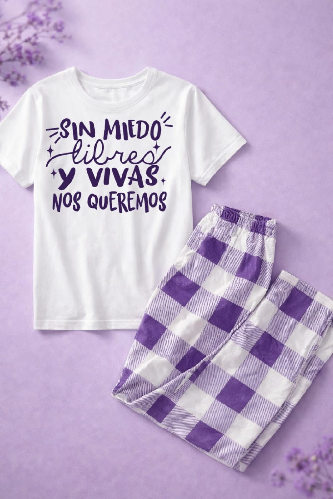 Pijama blanca y lila sin miedo libres y vivas nos queremos