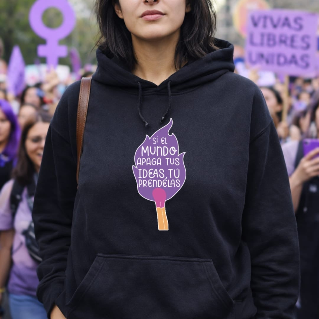 Sudadera si el mundo apaga tus ideas tú préndelas.